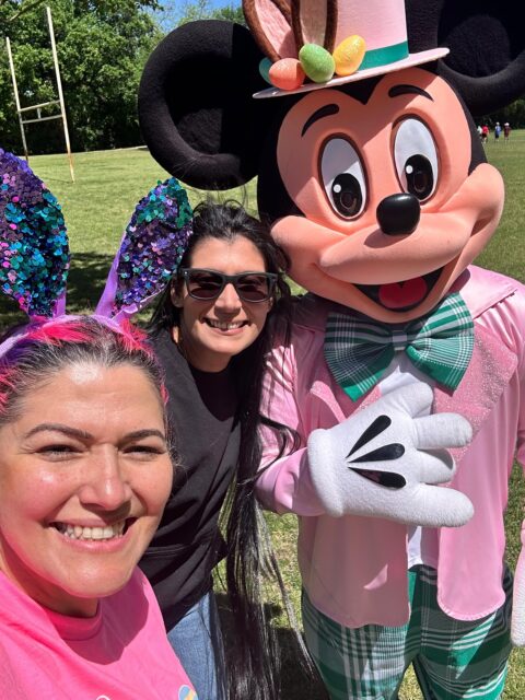 Todavía tenemos el corazón llenito de alegría por lo que vivimos en nuestro evento de Easter. 🐣 

Ver a tantos emprendedores unidos, compartiendo con sus familias y fortaleciendo lazos, es la razón por la cual hacemos lo que hacemos.

Queremos dar un agradecimiento gigante a:
✨ A cada asistente: Gracias por confiar en este espacio y por traer su mejor energía. Sin ustedes, Alianza Dallas solo sería un nombre; ustedes son el alma de esta comunidad.

🤝 A nuestros aliados y colaboradores: Gracias por sumar su talento y esfuerzo para que cada detalle saliera perfecto. ¡El trabajo en equipo siempre da los mejores frutos!

Este evento no fue solo una celebración de pascua, fue un recordatorio de que en Dallas contamos con una red de apoyo real, donde celebramos juntos cada paso y cada tradición.

¡Gracias por ser parte de este camino!🐰